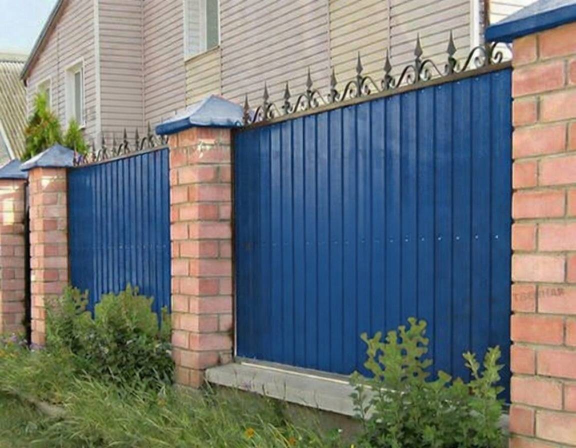 Секции ограждения на объекте